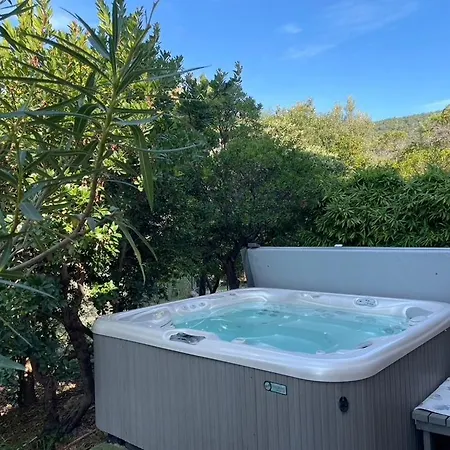 Hébergement de vacances Rdc Grand Jardin, Piscine Chauffee, Jacuzzi